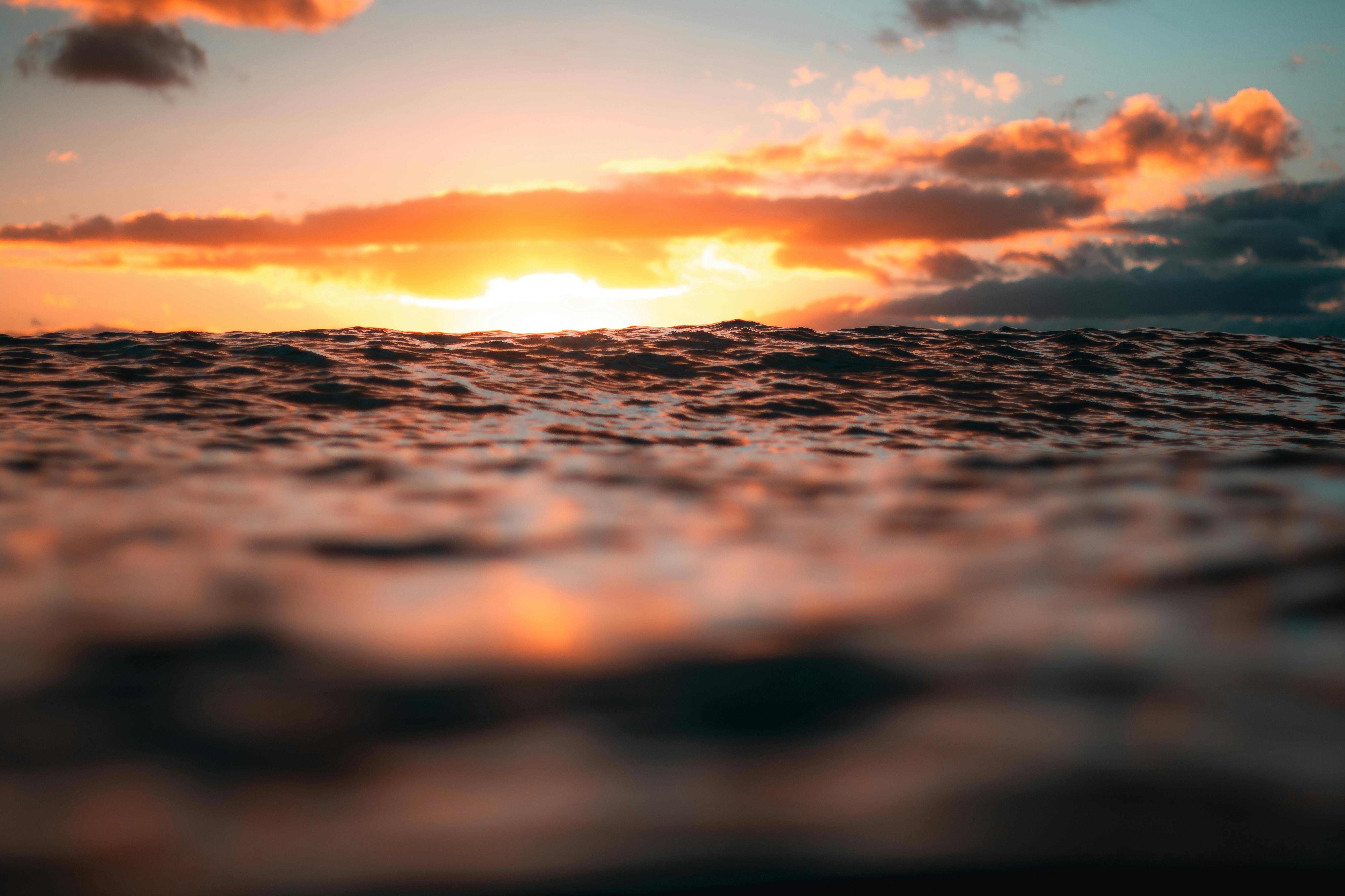 Paysage océanique au coucher du soleil